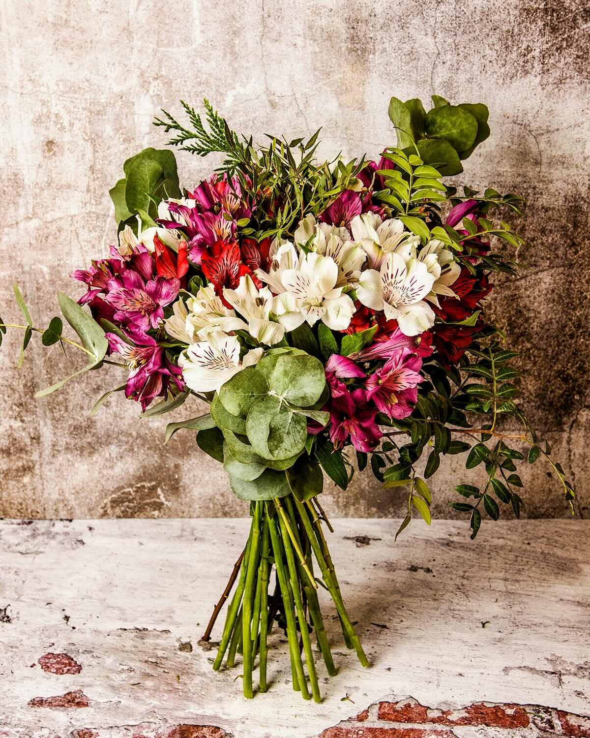 Comprar ramo de novia con flores preservadas para envío a domicilio.